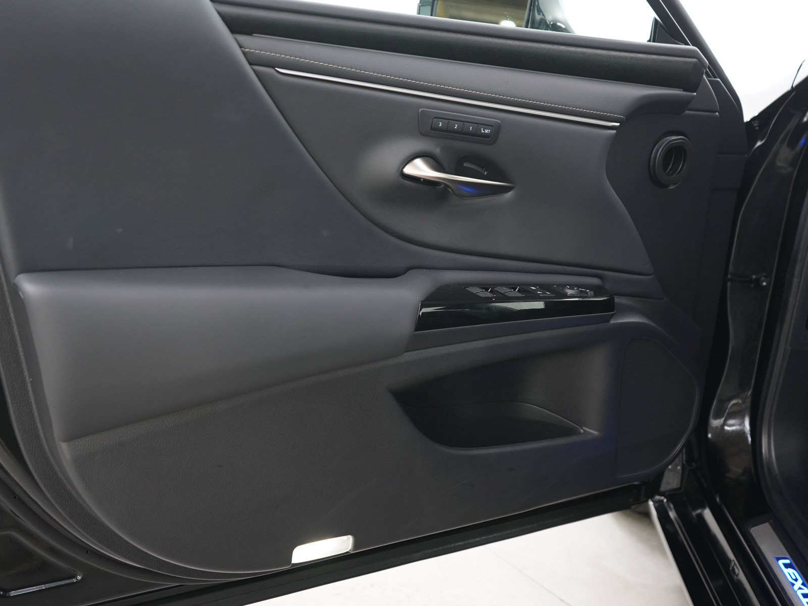 Used 2025 Lexus ES 300h FWD image 18