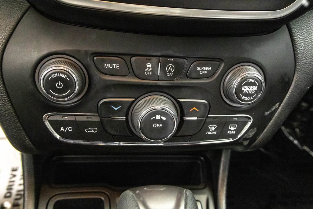 Used 2019 Jeep Cherokee Latitude w/ Popular Appearance Group image 20