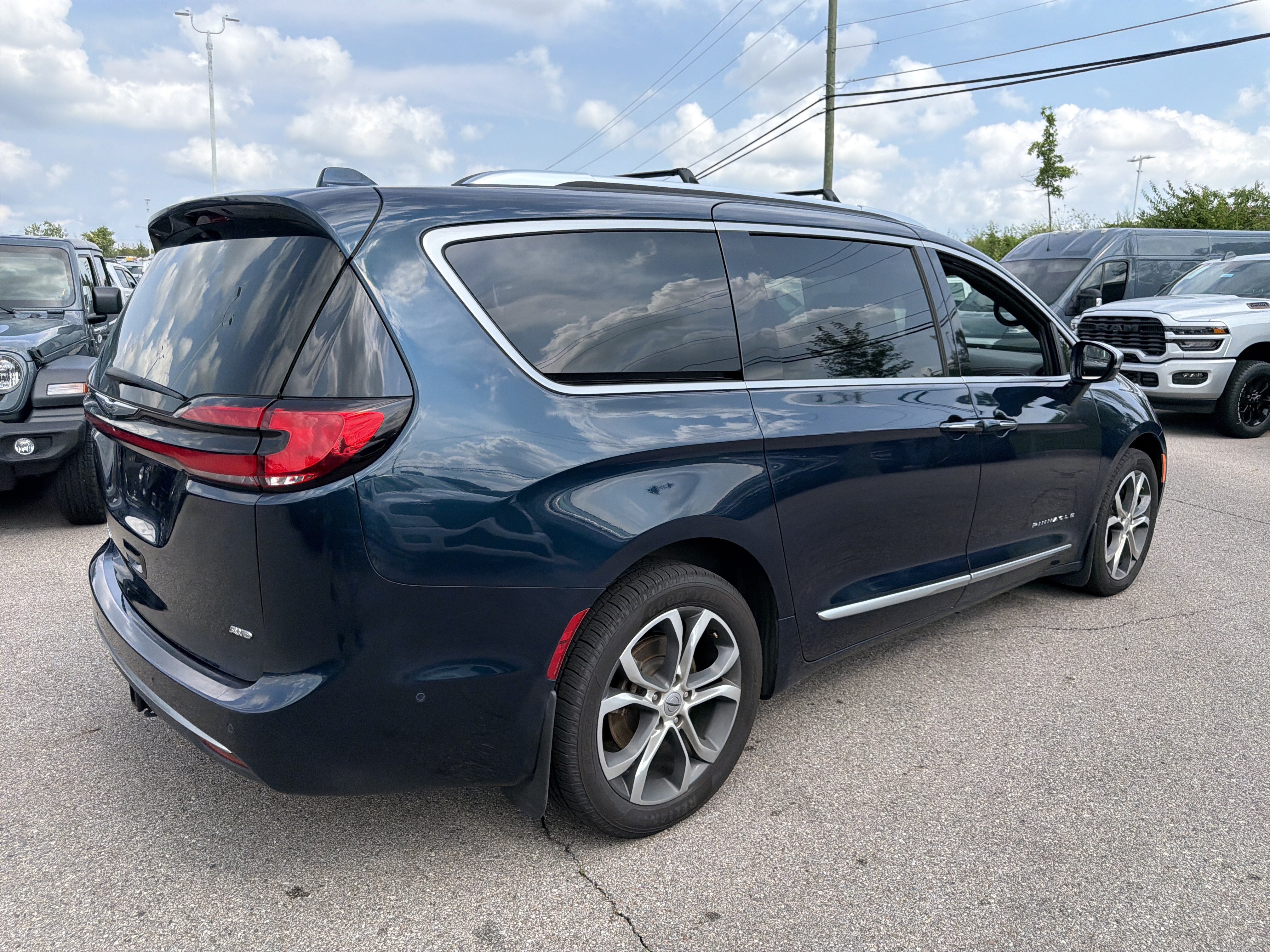 Used 2022 Chrysler Pacifica Pinnacle AWD/4WD image 12