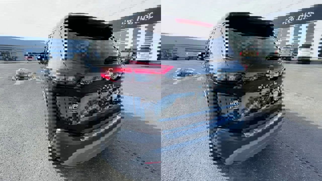 Used 2021 Nissan Rogue SV image 2