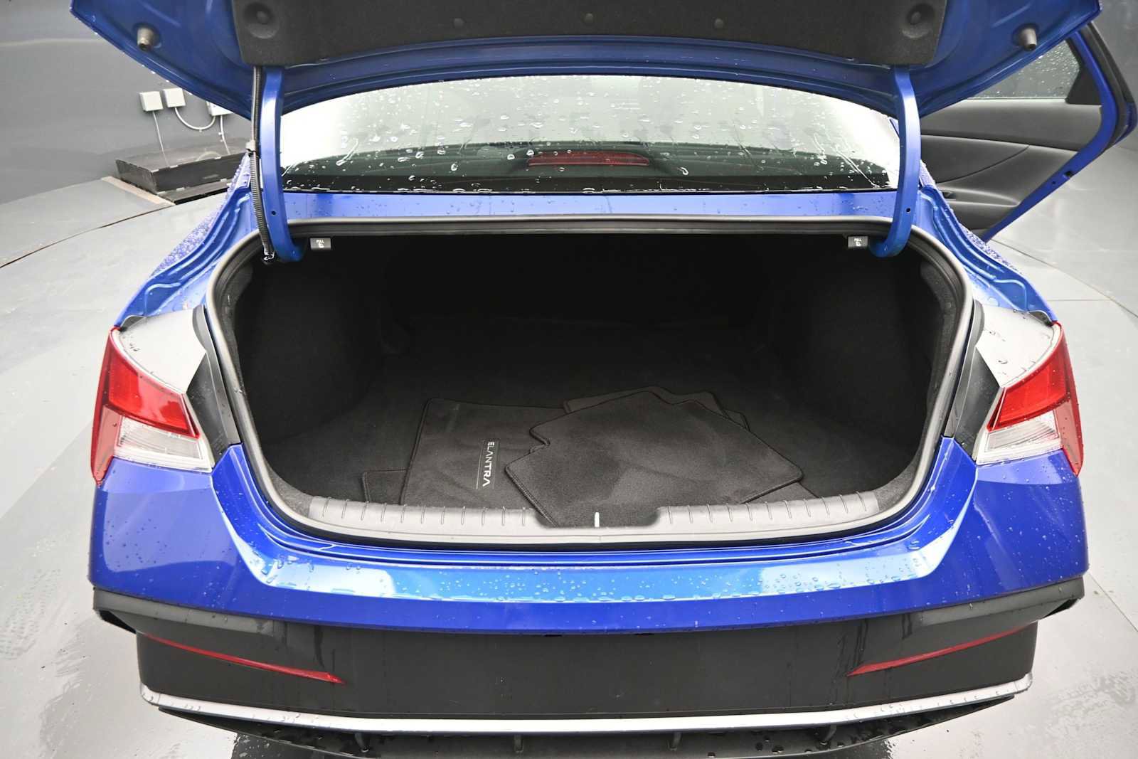 Used 2024 Hyundai Elantra SE FWD image 13