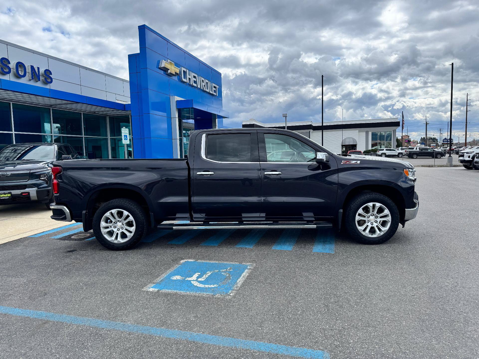 Used 2022 Chevrolet Silverado 1500 LTZ AWD/4WD image 8