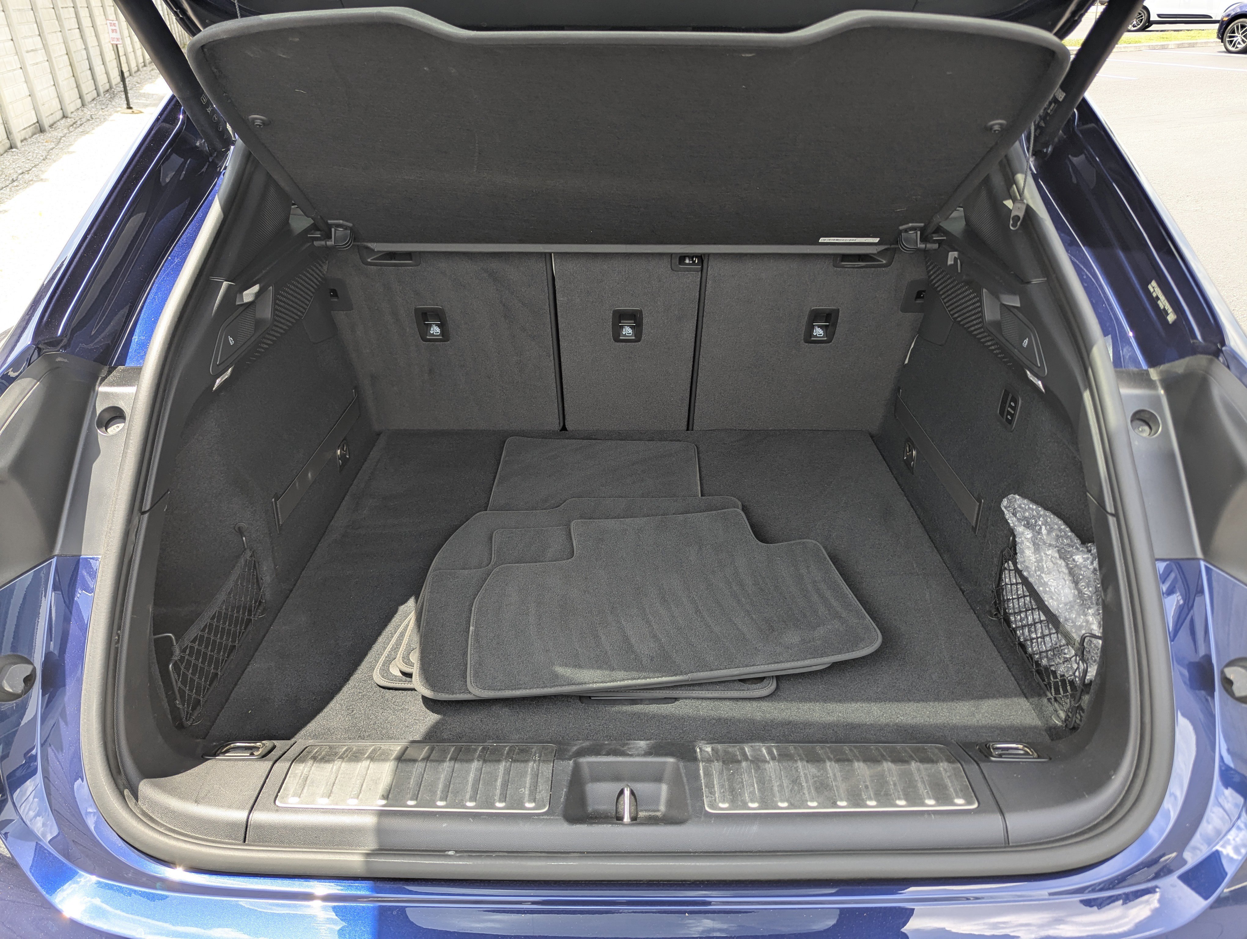 Certified 2025 Porsche Macan Electric RWD image 14