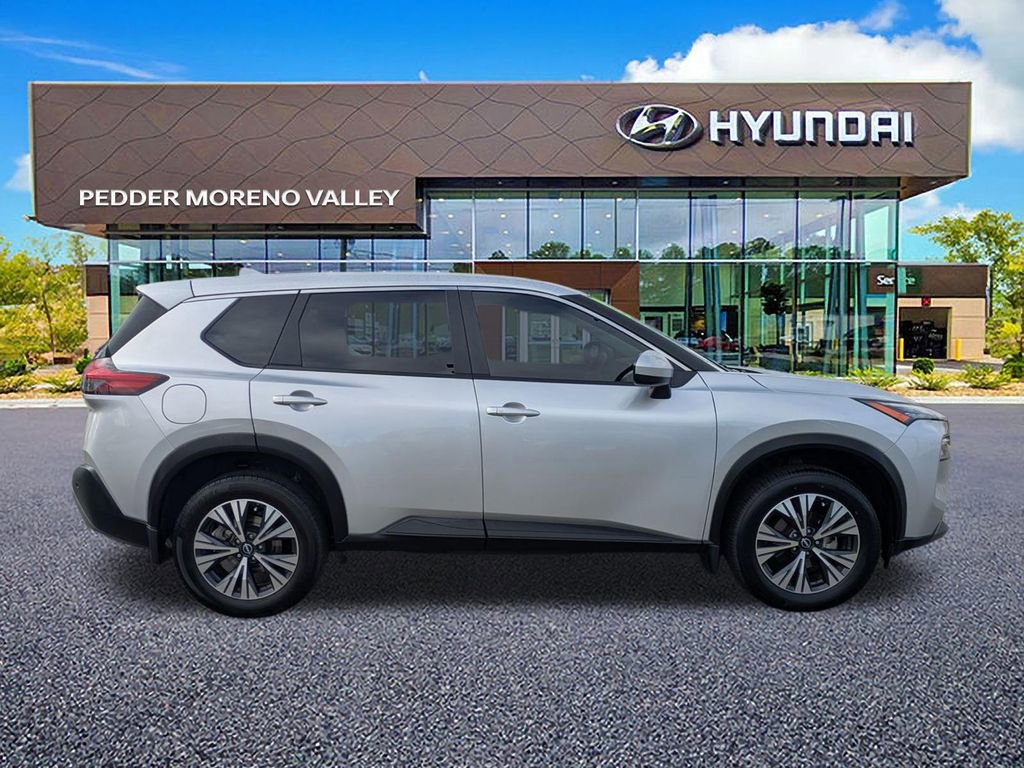 Used 2023 Nissan Rogue SV FWD image 2