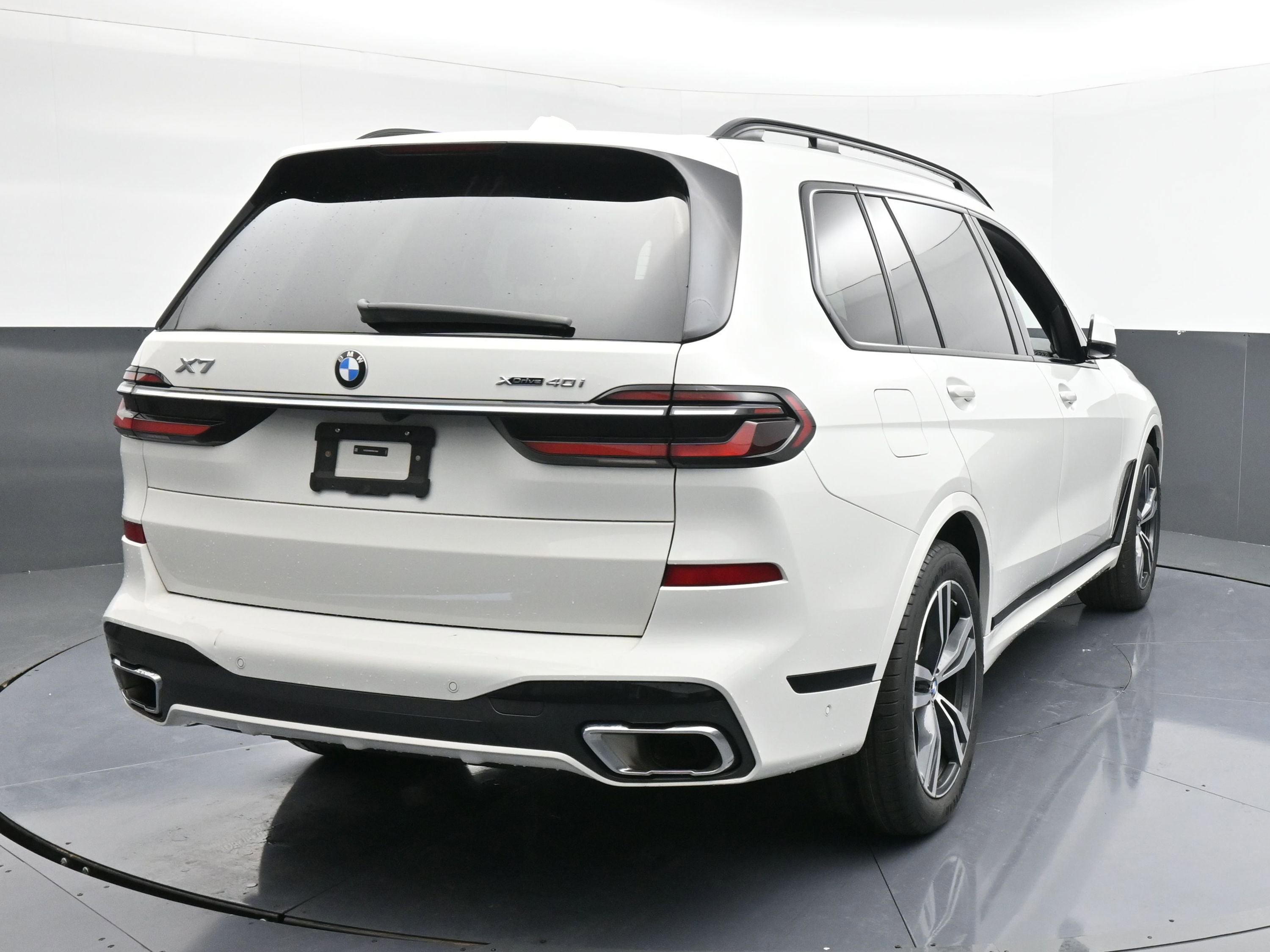 Used 2024 BMW X7 xDrive40i w/ M Sport Package image 8
