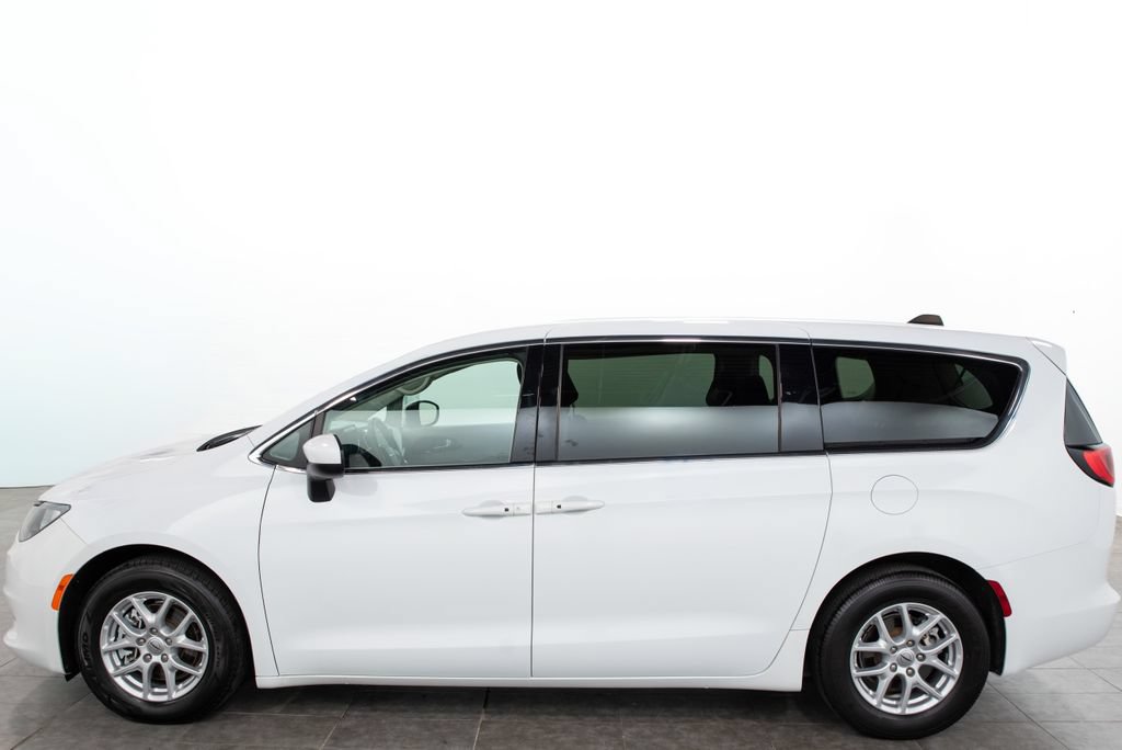 Used 2023 Chrysler Voyager LX FWD image 5