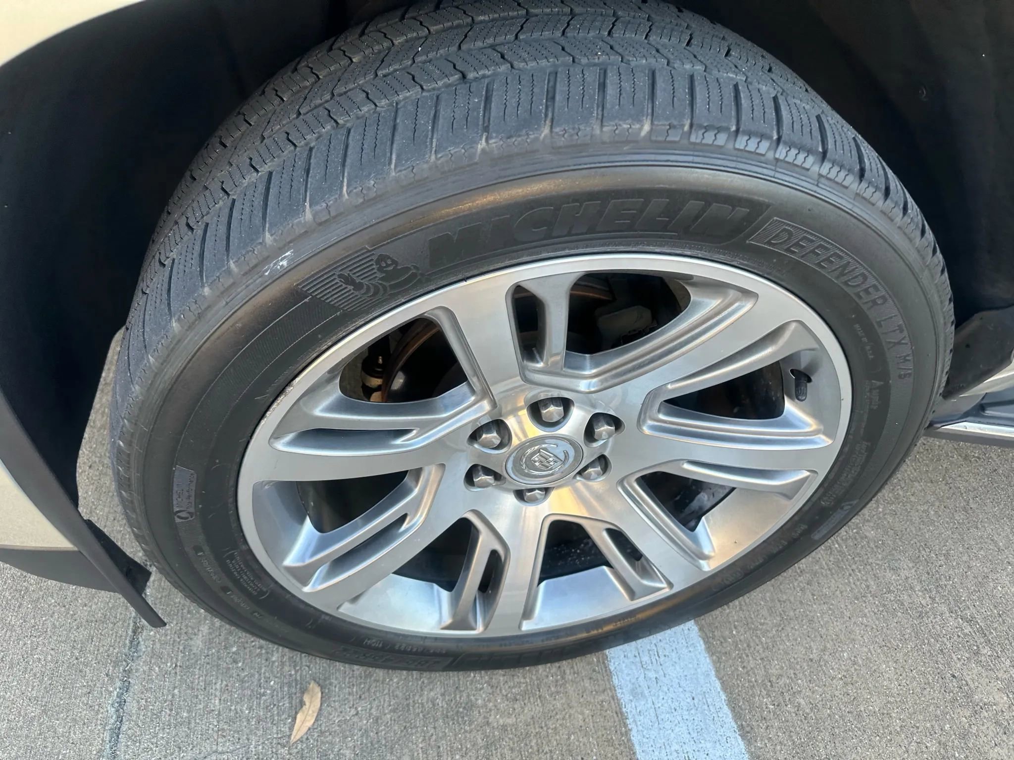 Used 2015 Cadillac Escalade Luxury image 3