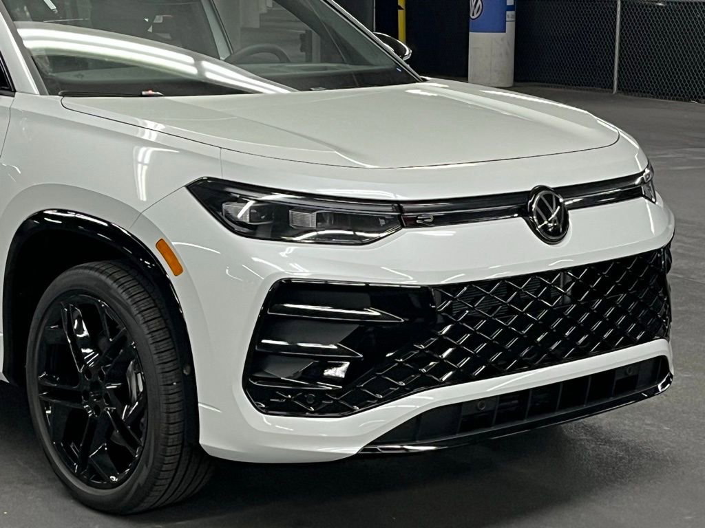 New 2025 Volkswagen Tiguan SE R-Line image 43