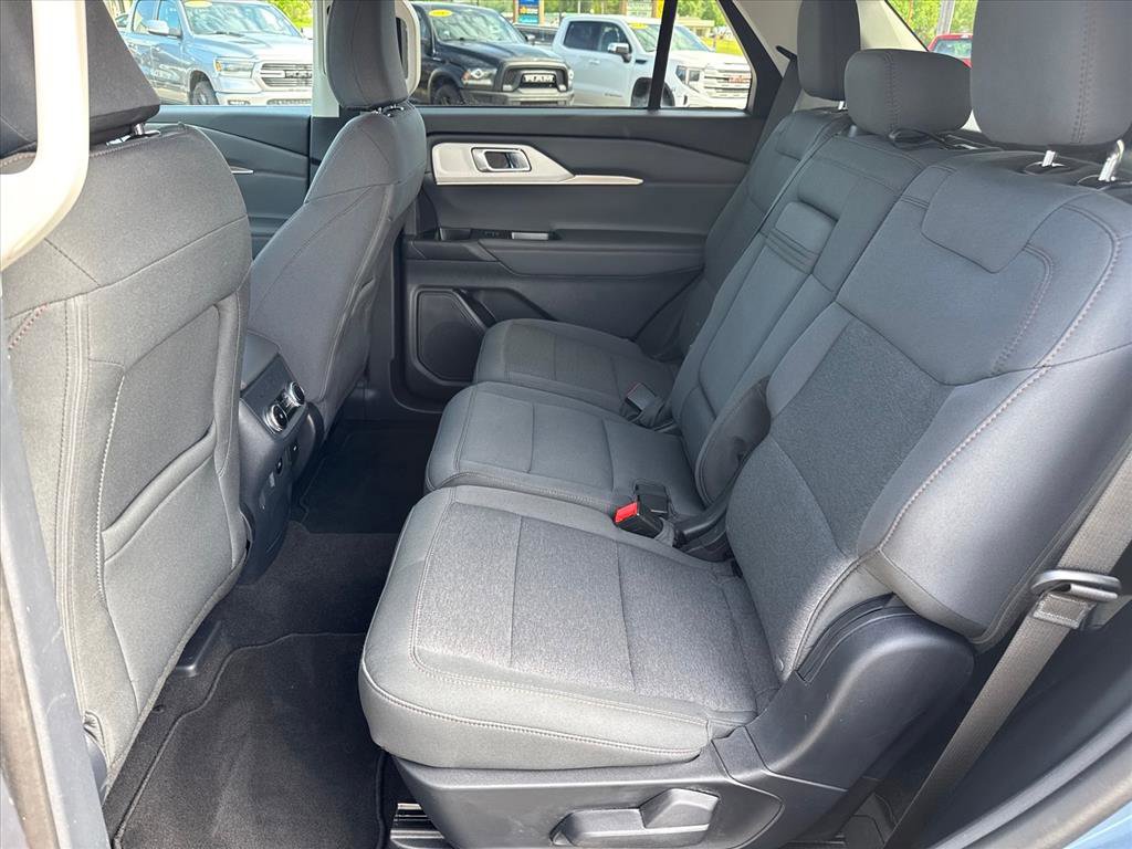 Used 2025 Ford Explorer Active AWD/4WD image 9