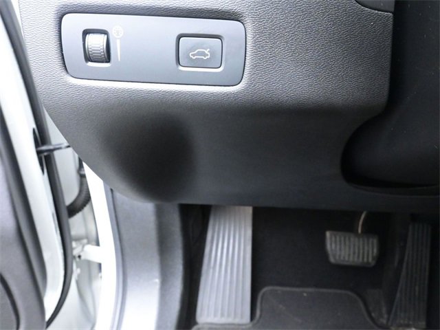 Used 2018 Volvo XC60 T5 Momentum w/ Vision Package image 16