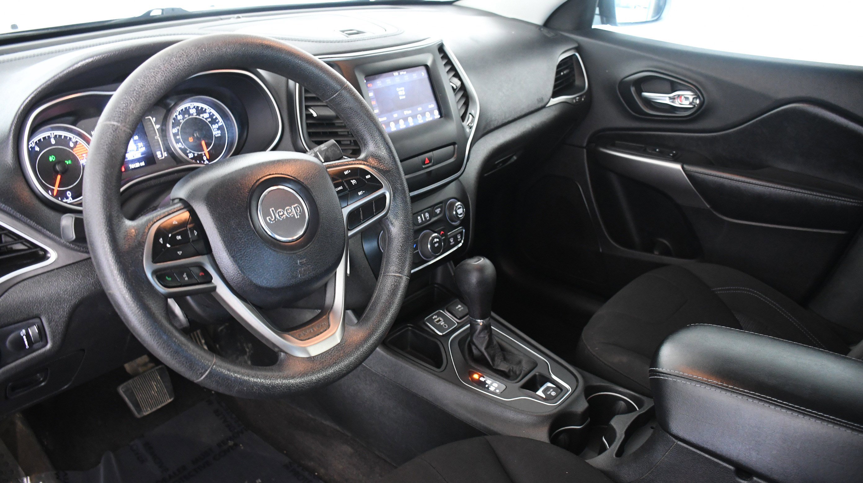 Used 2019 Jeep Cherokee Latitude w/ Popular Appearance Group image 19