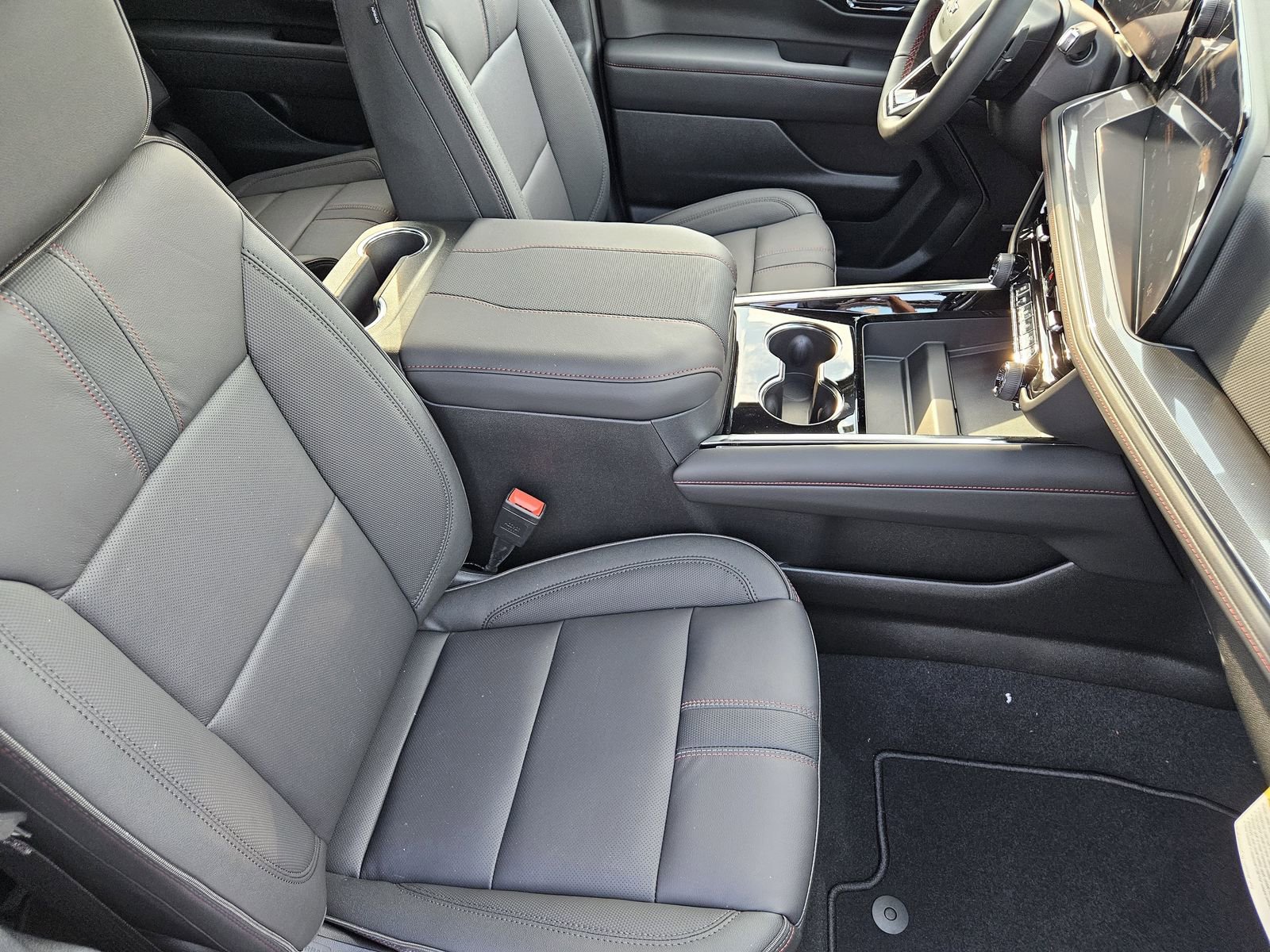 New 2026 Chevrolet Suburban RST w/ Comfort Package AWD/4WD image 17