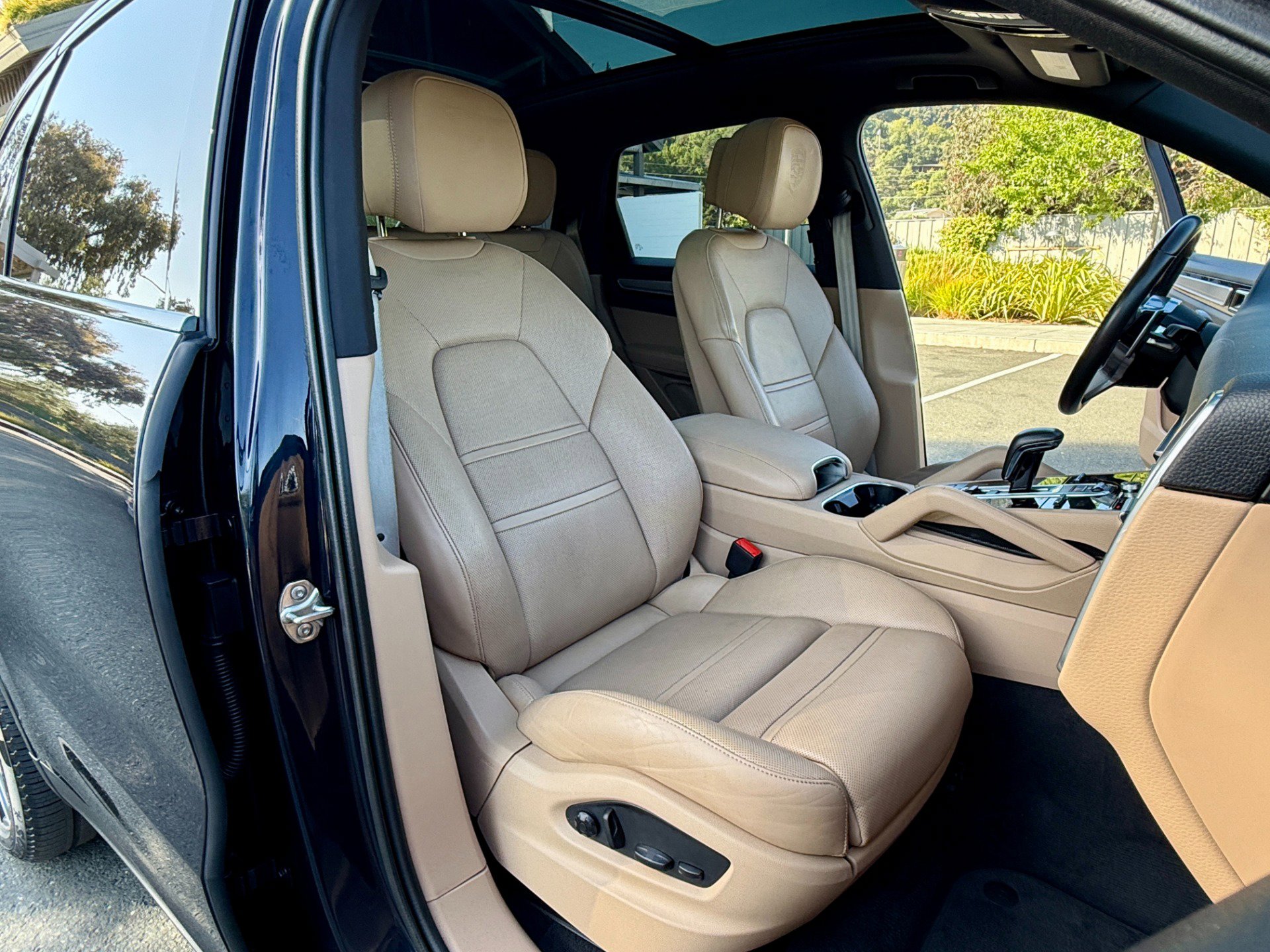 Used 2022 Porsche Cayenne Platinum Edition image 31