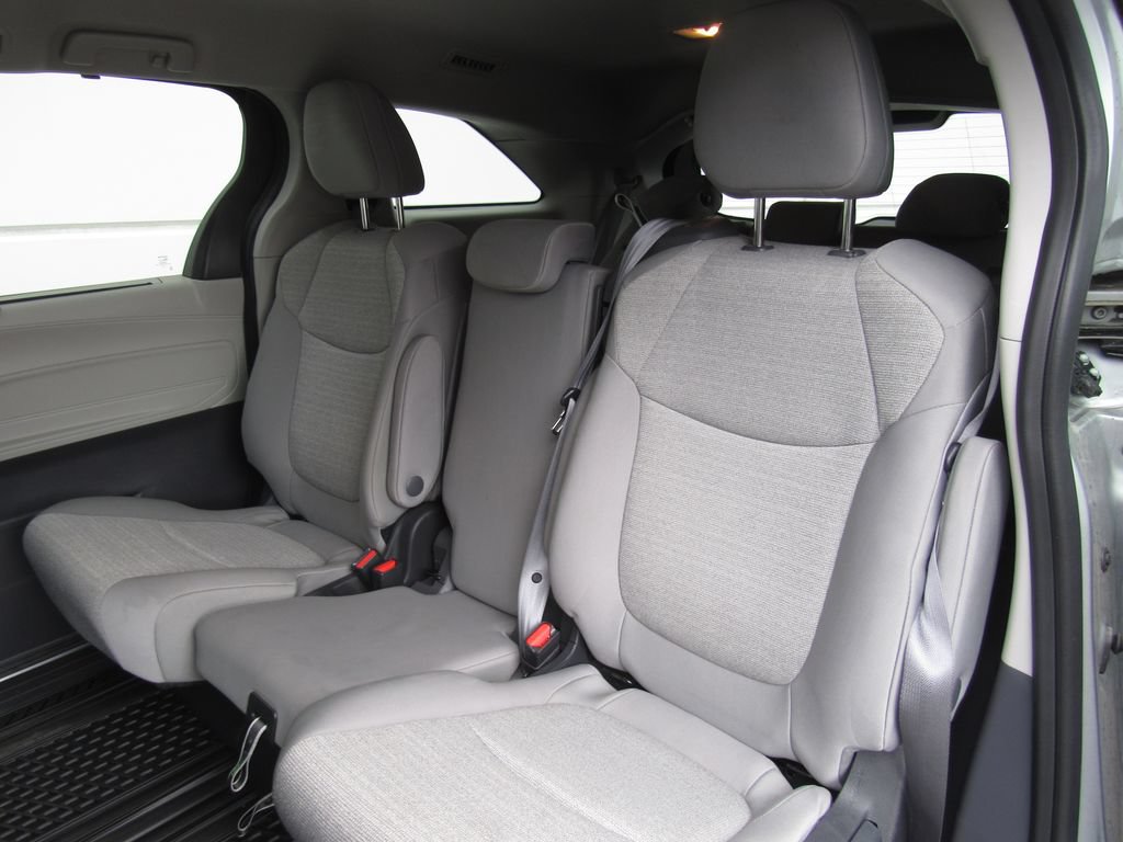 Used 2024 Toyota Sienna LE AWD/4WD image 17