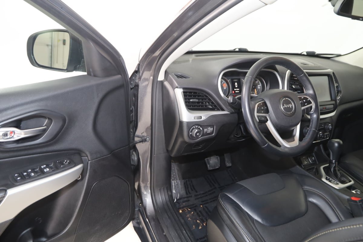 Used 2018 Jeep Cherokee Latitude Plus w/ Cold Weather Group FWD image 43