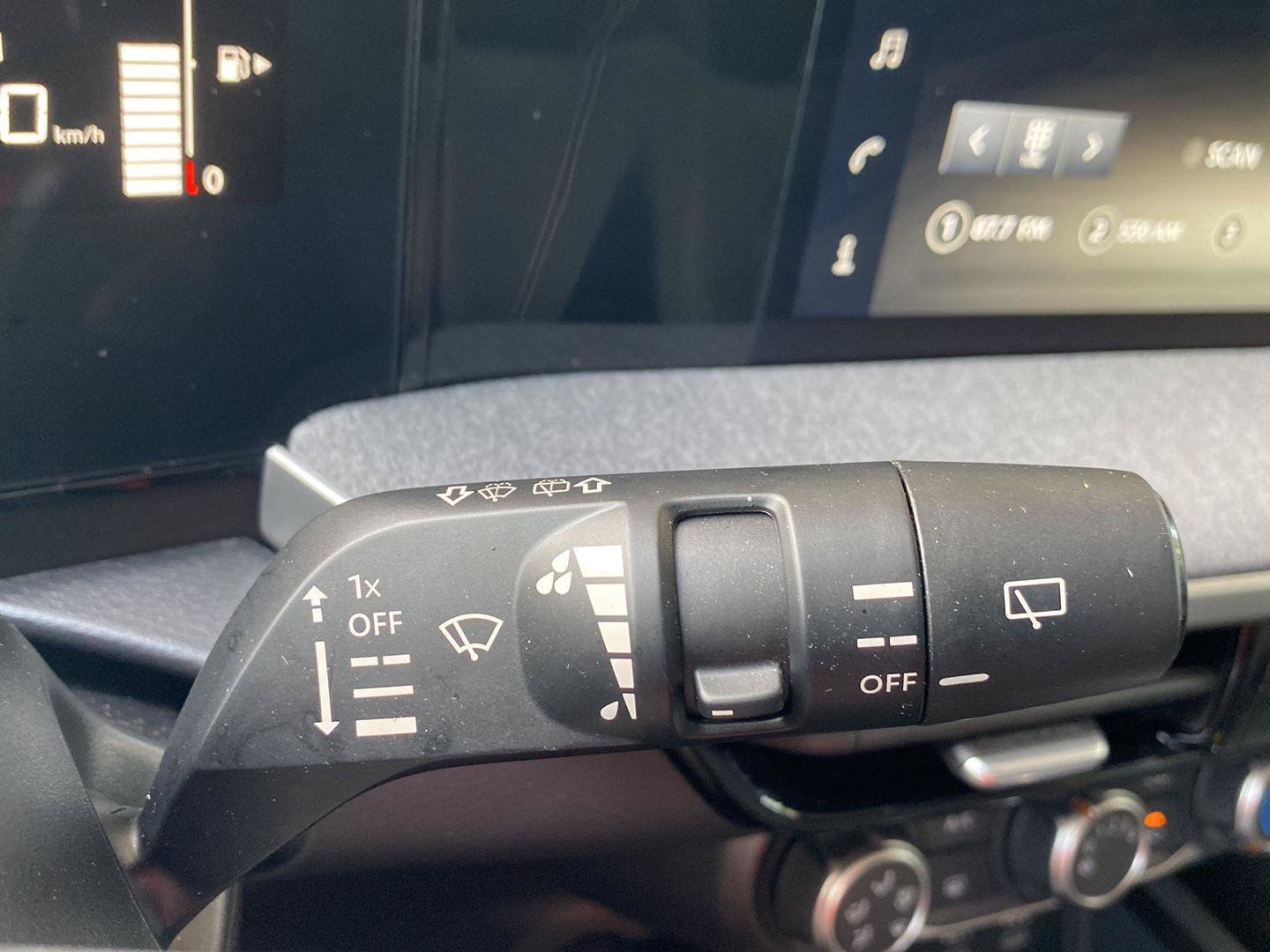Certified 2025 Nissan Kicks SV AWD/4WD image 35