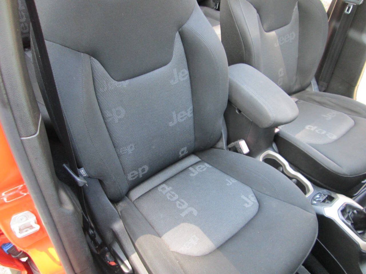 Used 2015 Jeep Renegade Latitude AWD/4WD image 41