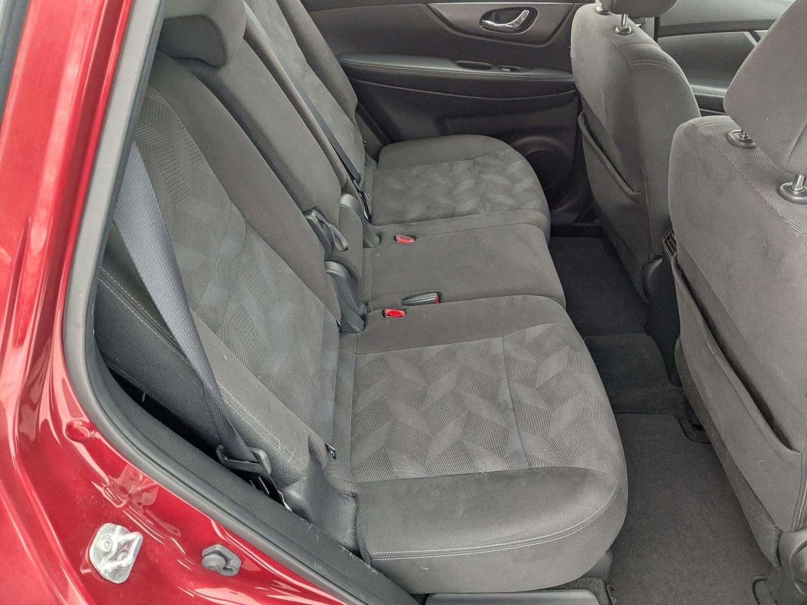 Used 2015 Nissan Rogue S image 29