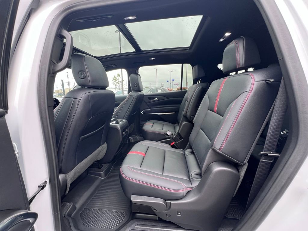 Used 2024 Chevrolet Traverse RS FWD image 14