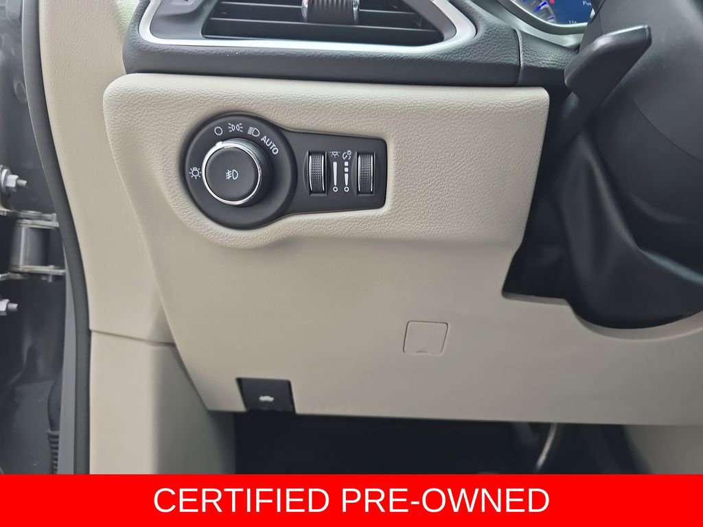 Used 2023 Chrysler Pacifica Touring-L FWD image 26