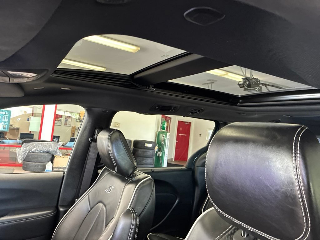 Certified 2025 Chrysler Pacifica Limited FWD image 16