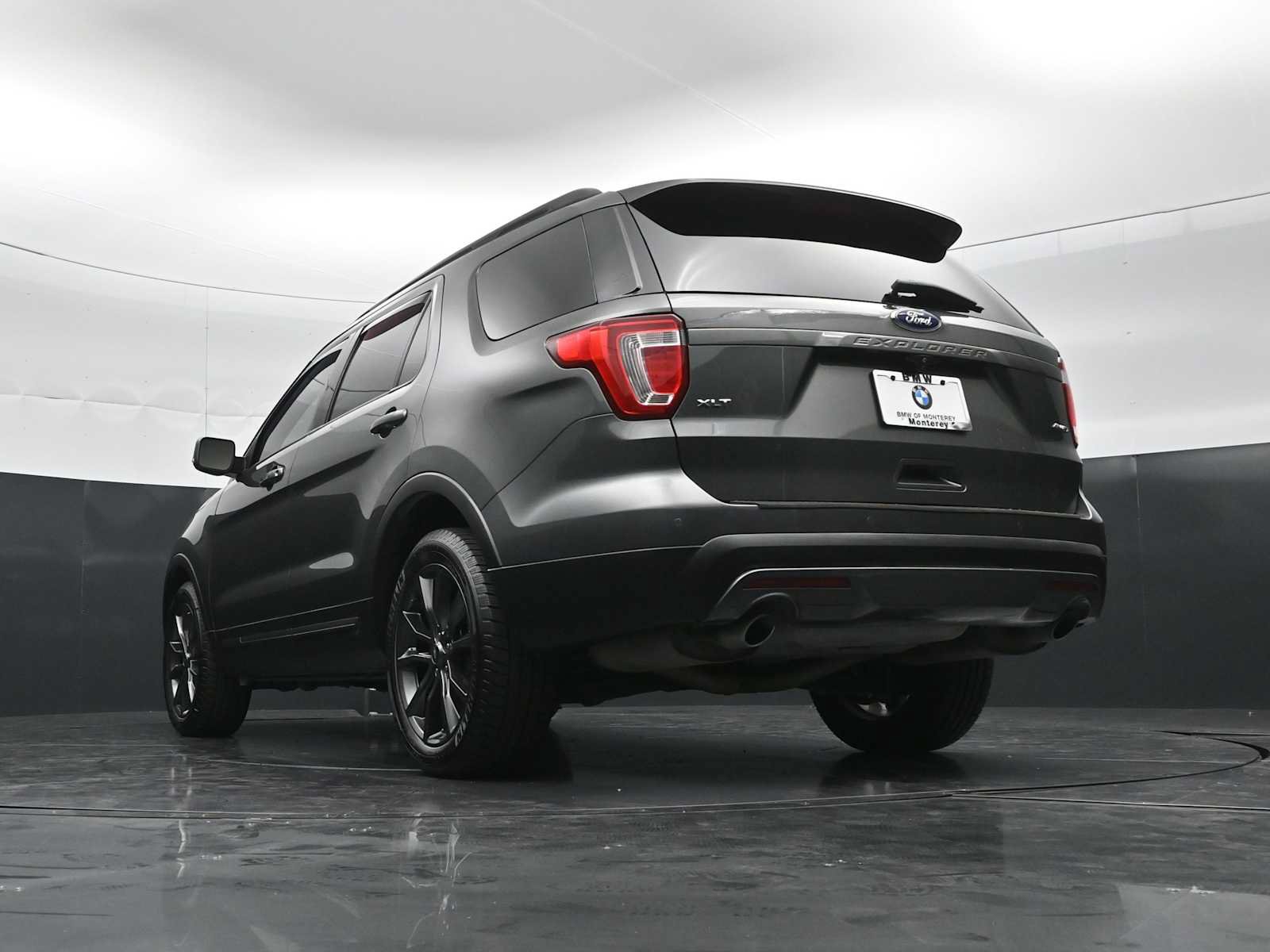 Used 2017 Ford Explorer XLT w/ Equipment Group 202A AWD/4WD image 30