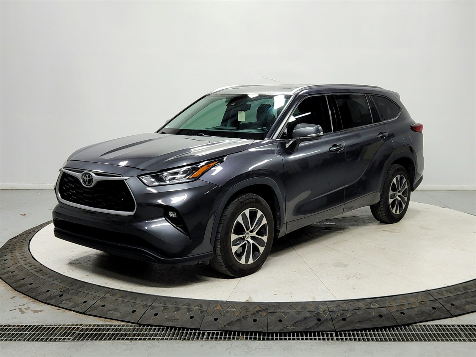 Used 2020 Toyota Highlander XLE image 3