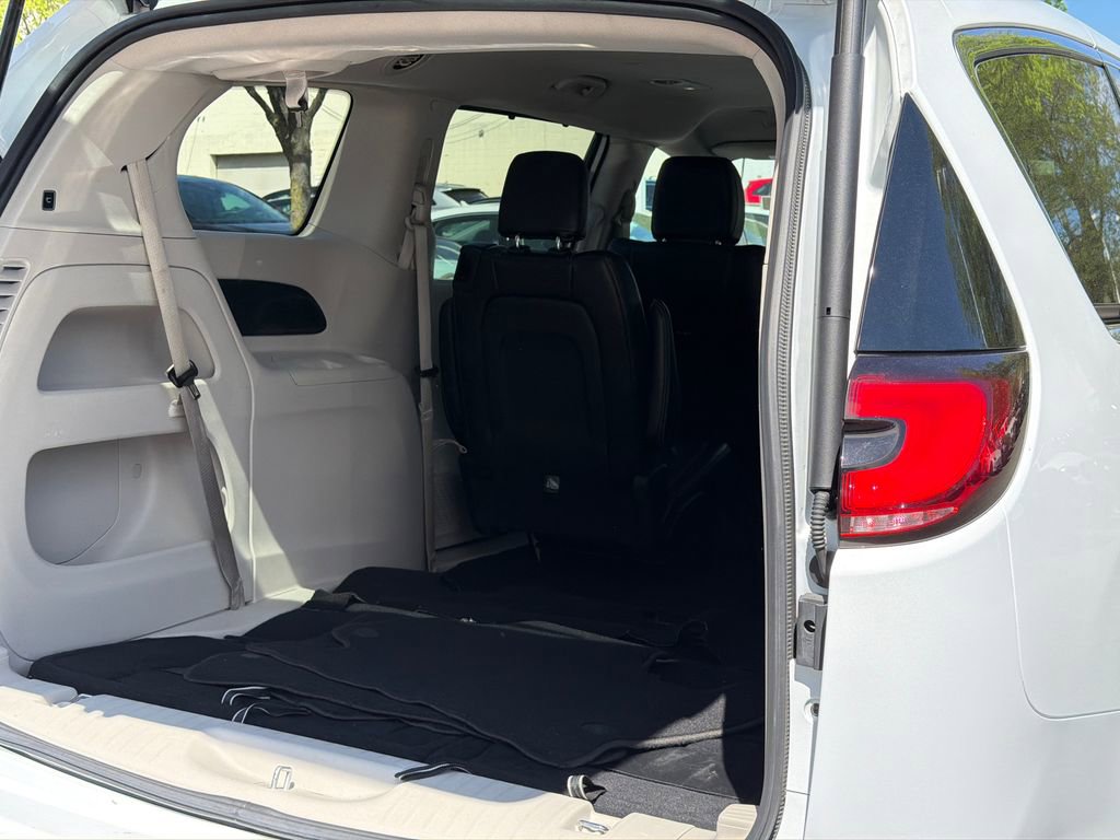 Used 2023 Chrysler Pacifica Touring-L image 8