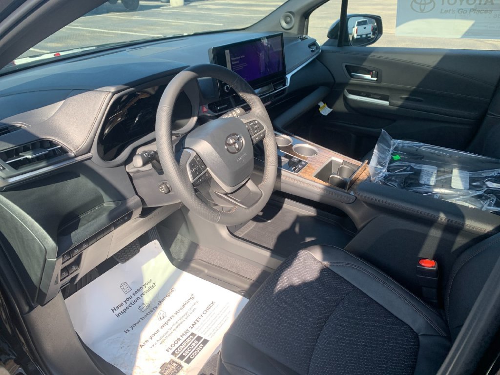 New 2026 Toyota Sienna Limited FWD image 10