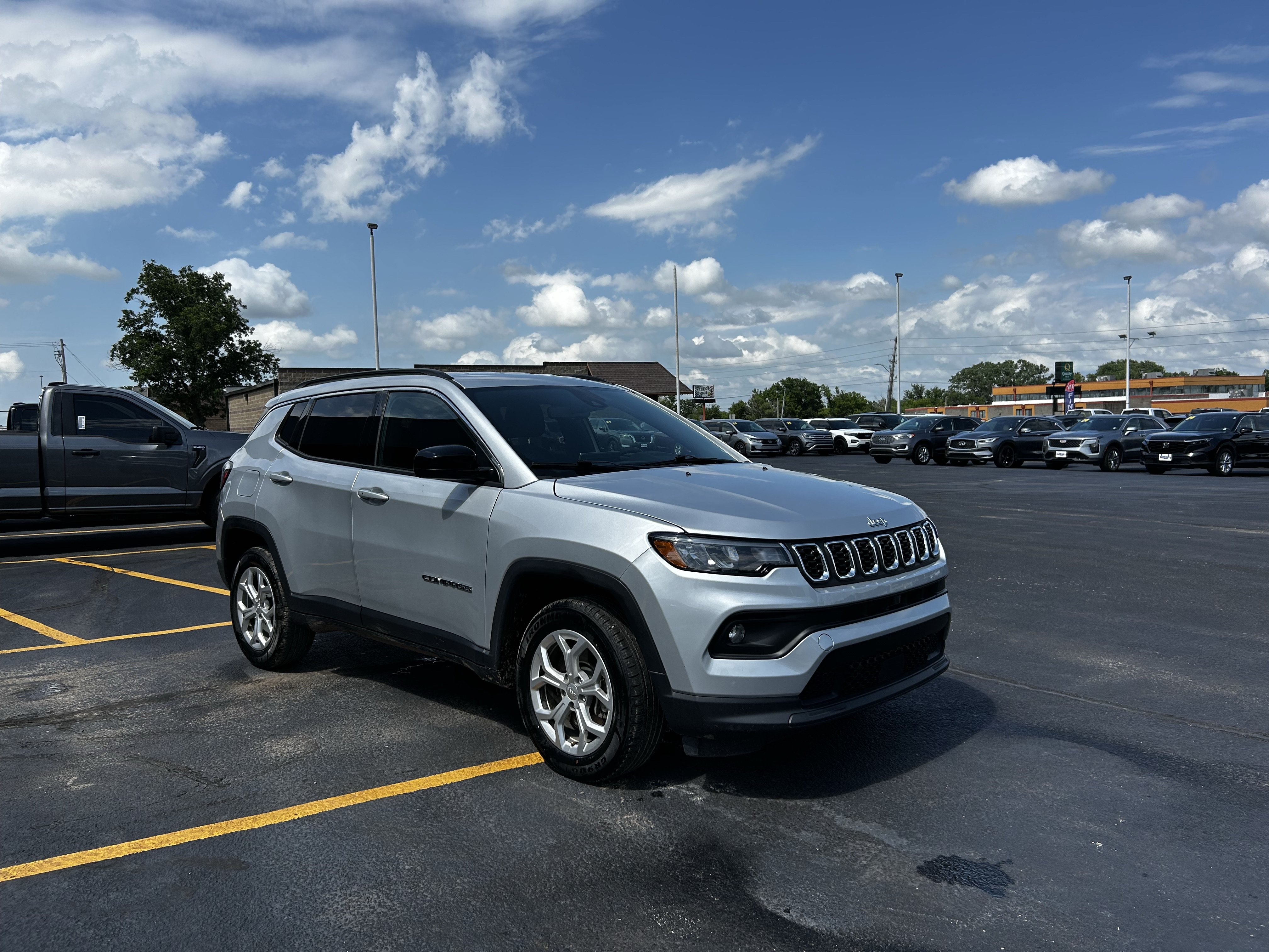 Used 2024 Jeep Compass Latitude AWD/4WD image 3