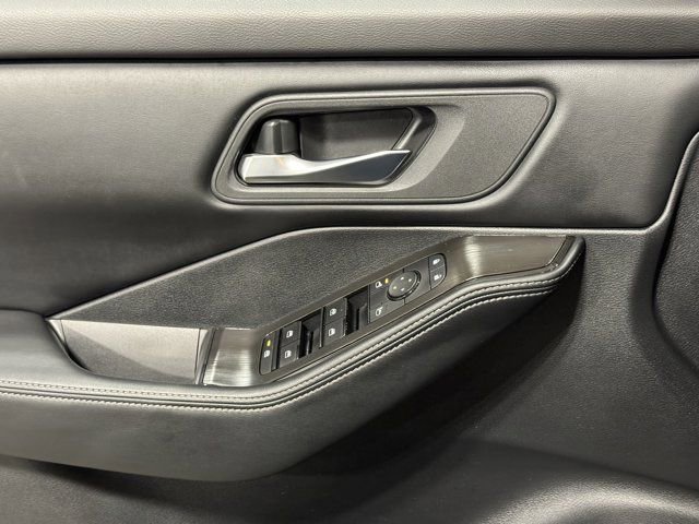 Used 2025 Nissan Rogue SV image 22