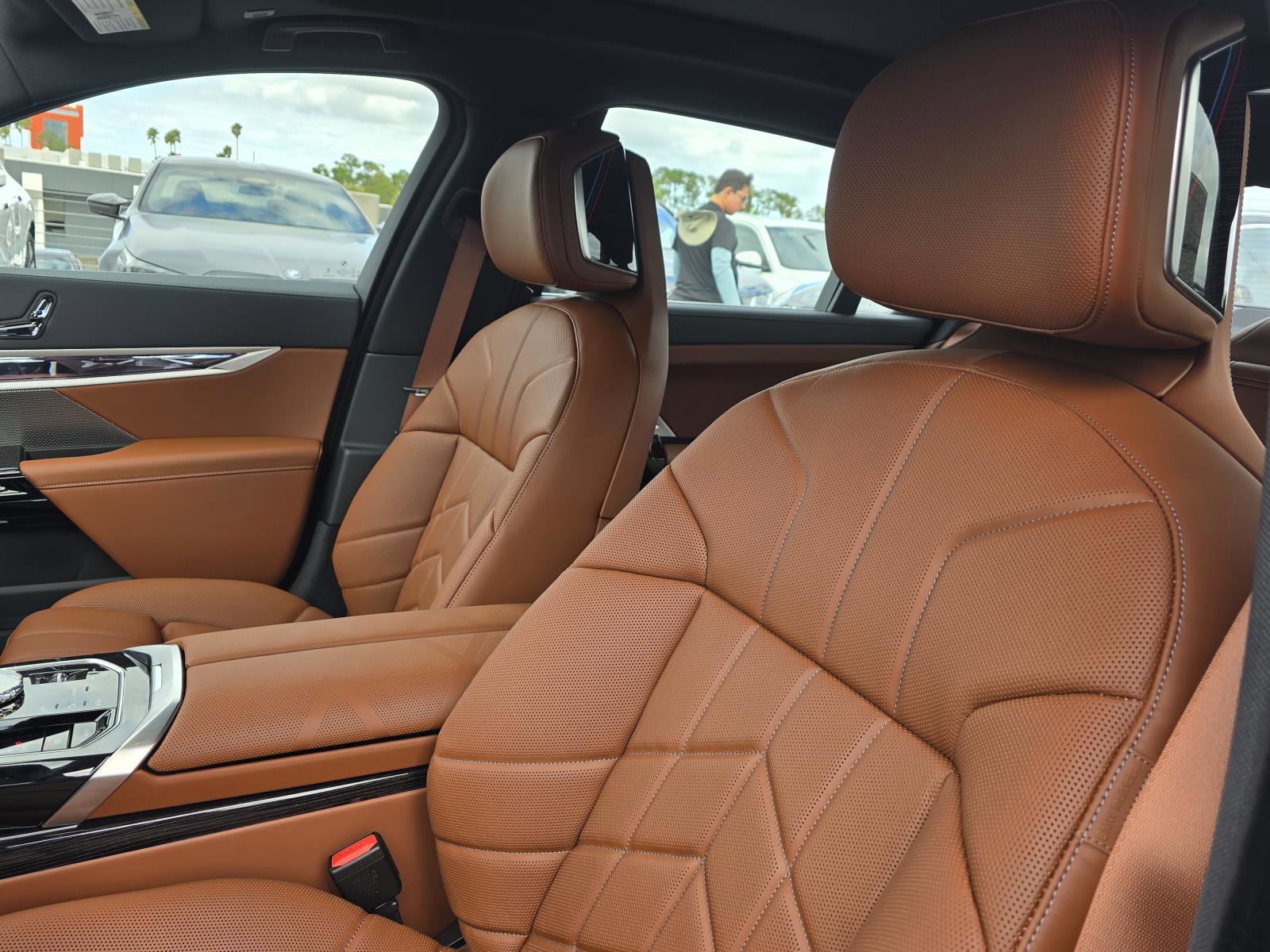 New 2026 BMW 750e xDrive image 13