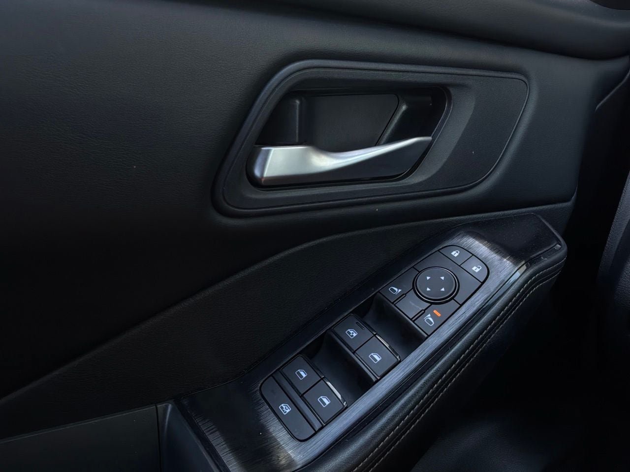 Used 2025 Nissan Rogue SV FWD image 22