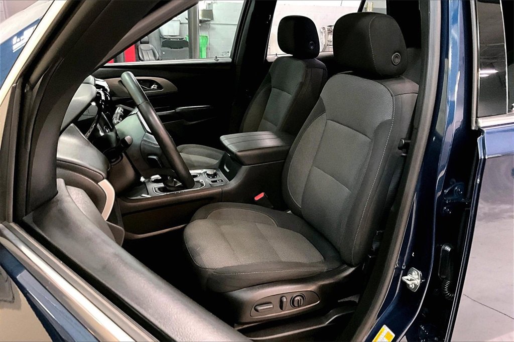Used 2023 Chevrolet Traverse LT image 18