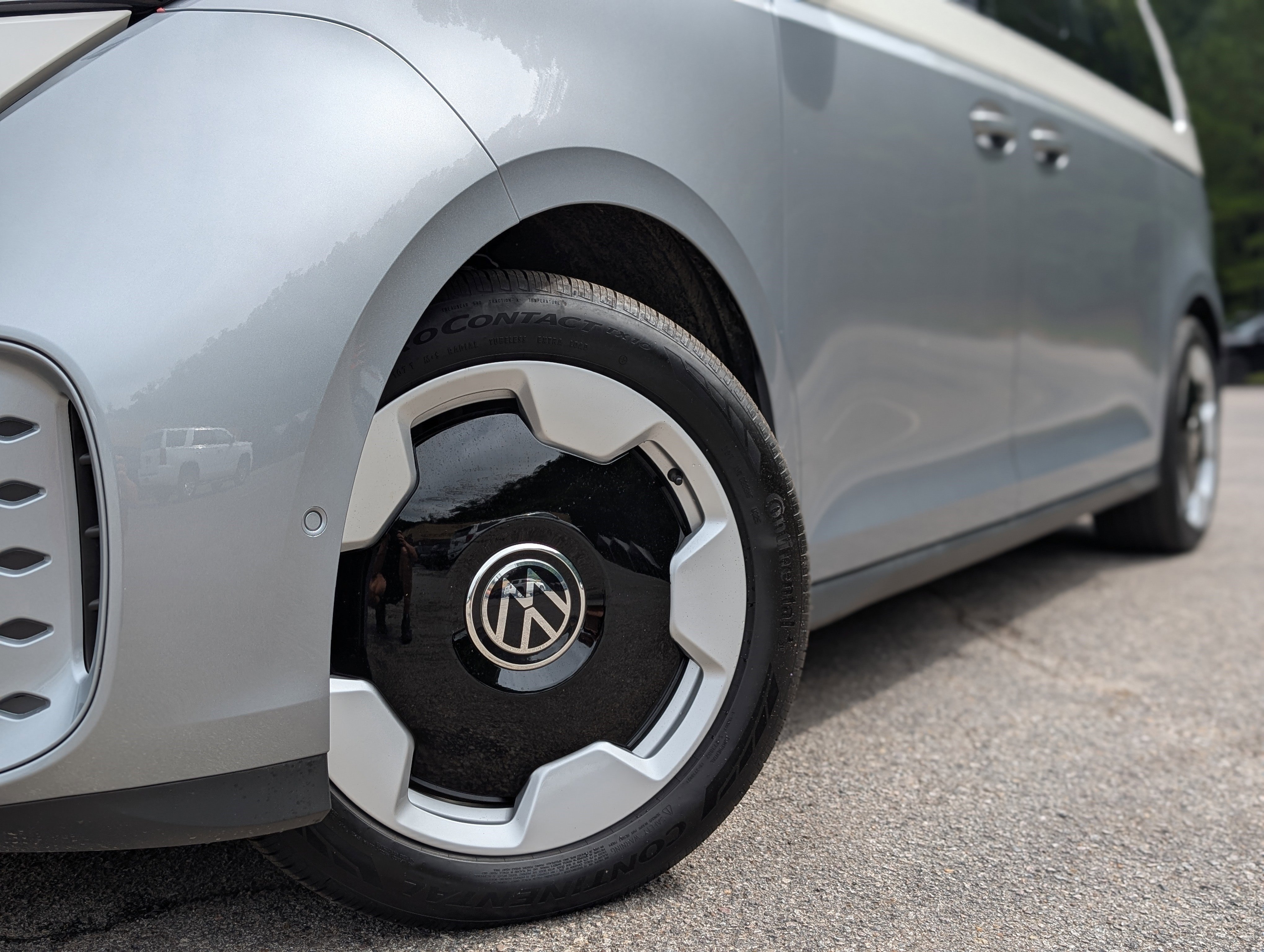 Used 2025 Volkswagen ID. Buzz Pro S Plus RWD image 35
