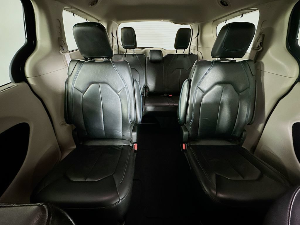 Used 2021 Chrysler Pacifica Touring-L FWD image 13