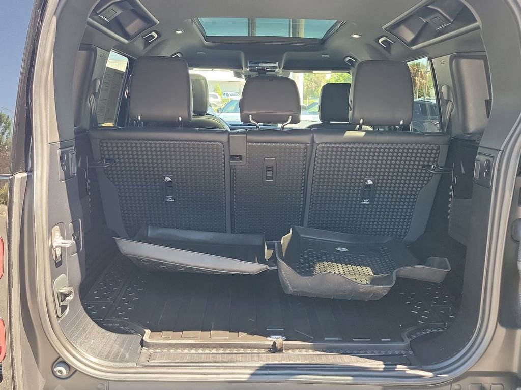 Used 2024 Land Rover Defender 110 X-Dynamic SE image 11