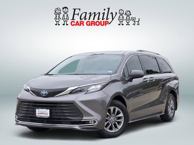 Used 2022 Toyota Sienna XLE image 1