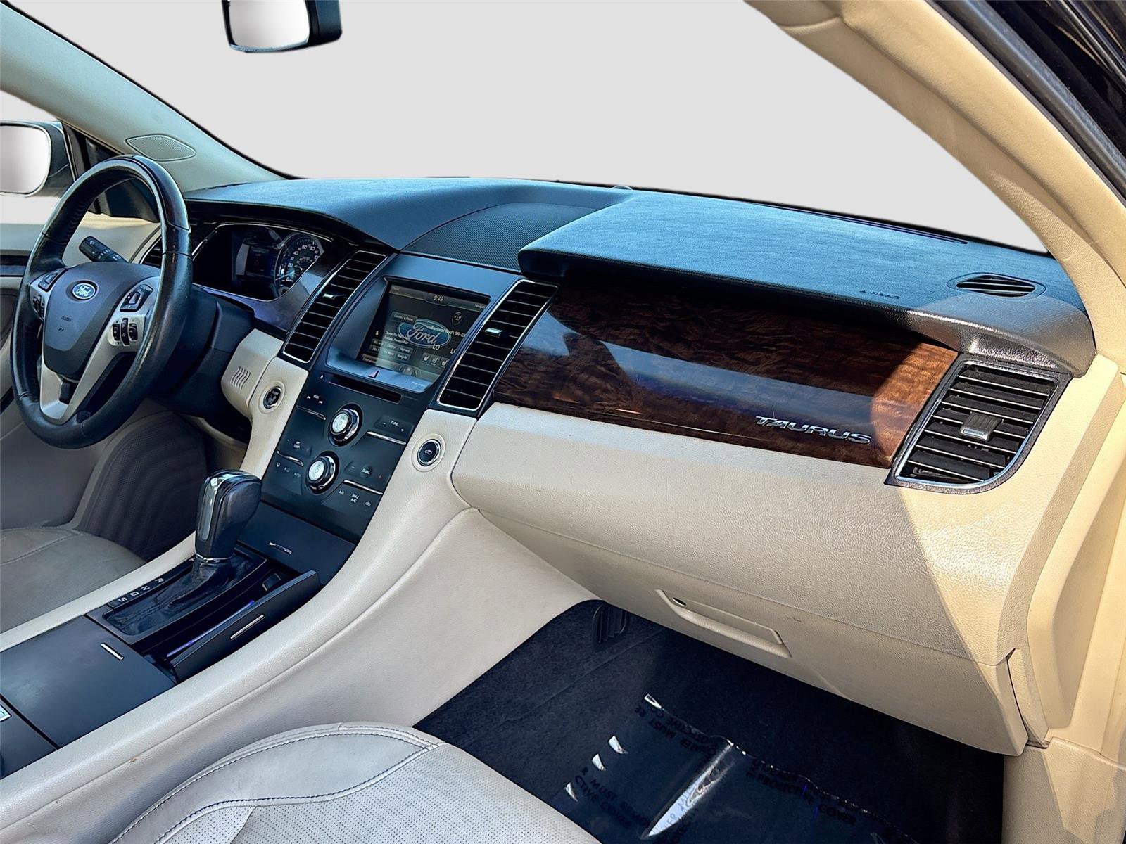 Used 2015 Ford Taurus Limited image 28
