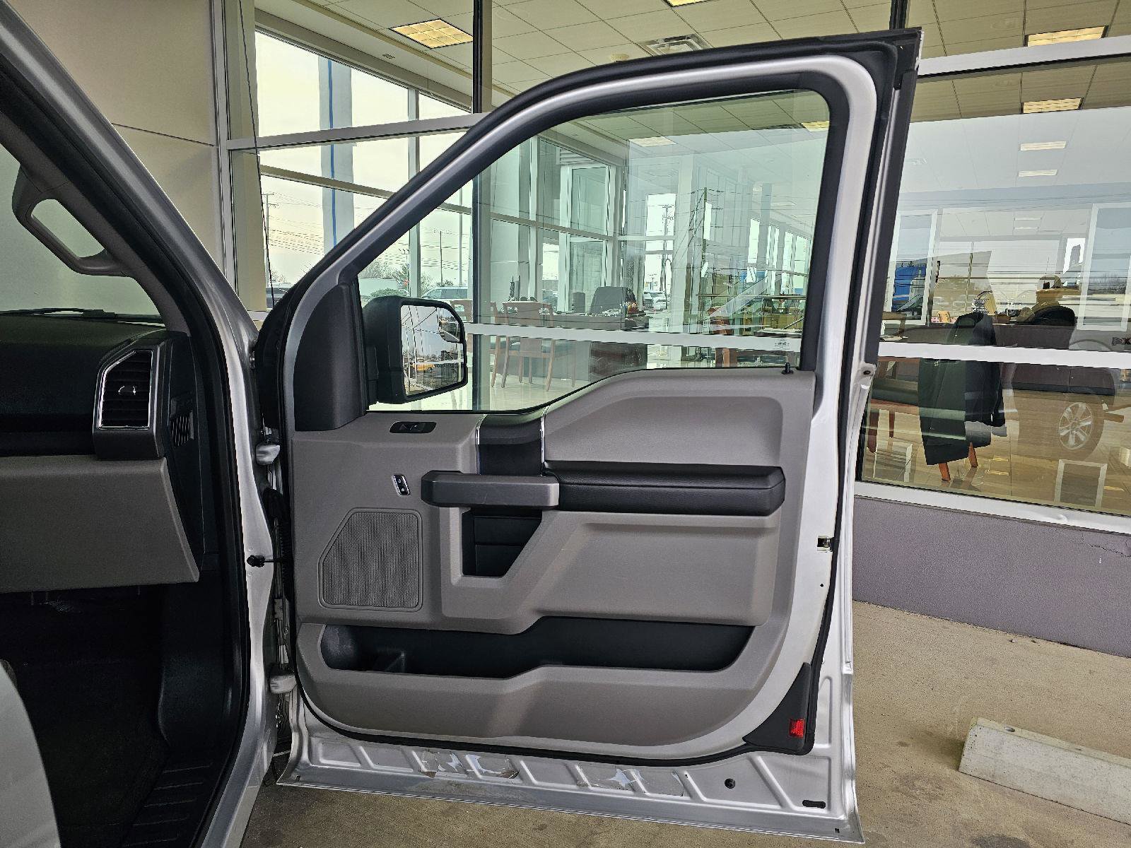 Used 2015 Ford F150 XLT image 11