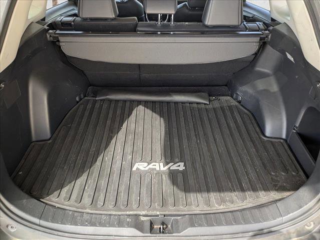 Used 2020 Toyota RAV4 XLE Premium image 6