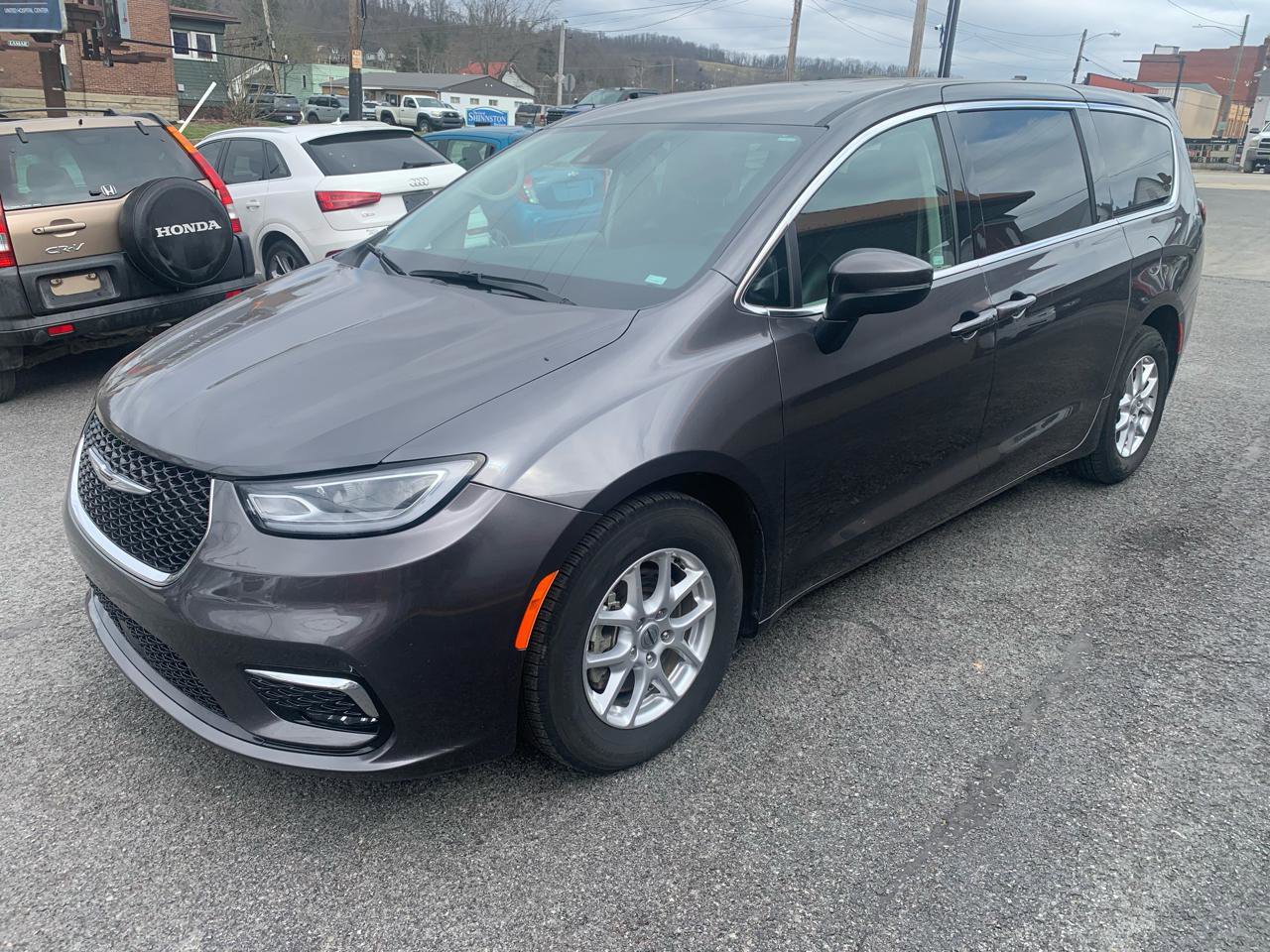 Used 2023 Chrysler Pacifica Touring-L image 2