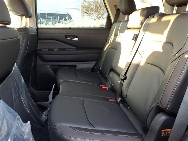 New 2025 Nissan Pathfinder SL w/ Black Appearance Package image 5
