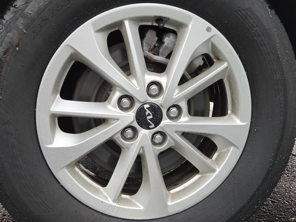 Used 2024 Kia Carnival LX FWD image 14