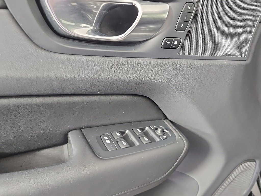 Certified 2023 Volvo XC60 B5 Plus w/ Climate Package image 18