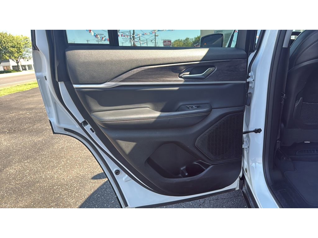 Used 2023 Jeep Grand Cherokee Limited image 22