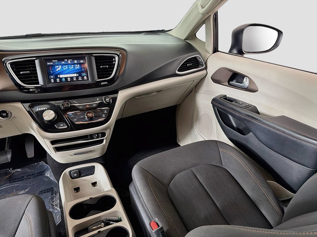 Used 2018 Chrysler Pacifica L FWD image 33