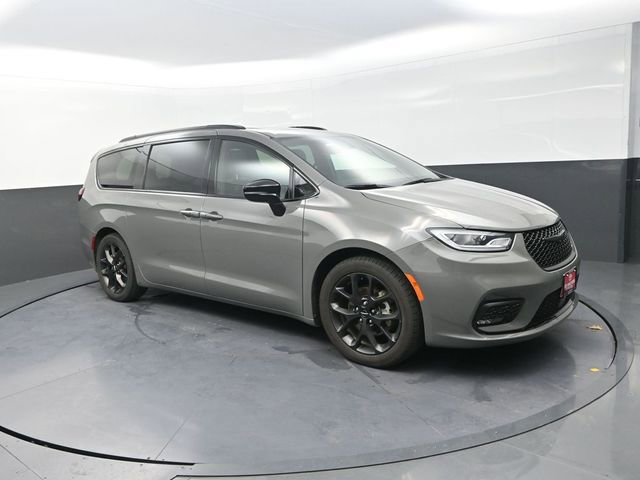 Used 2025 Chrysler Pacifica Limited image 10