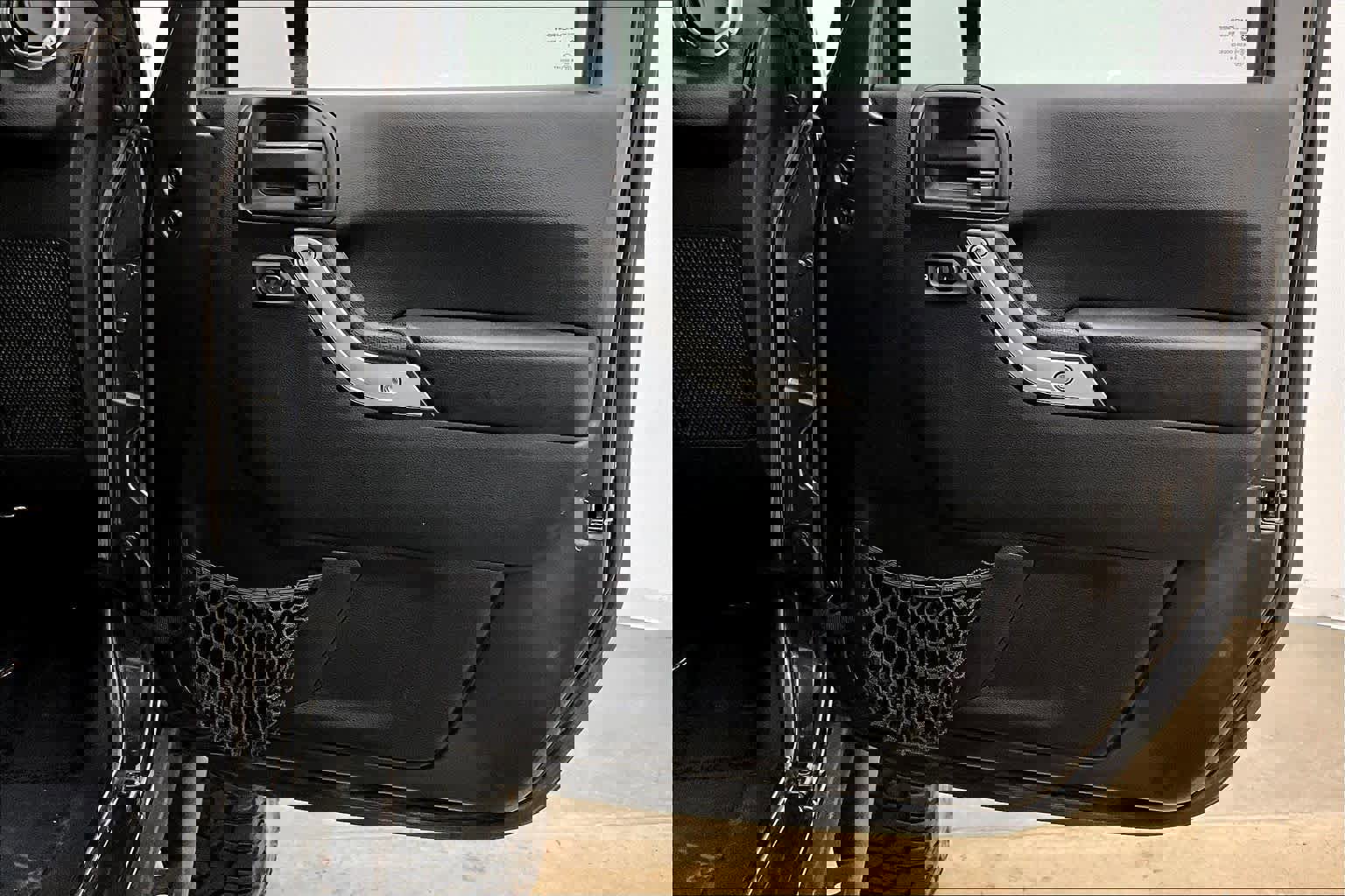 Used 2017 Jeep Wrangler Unlimited Rubicon w/ Connectivity Group image 27