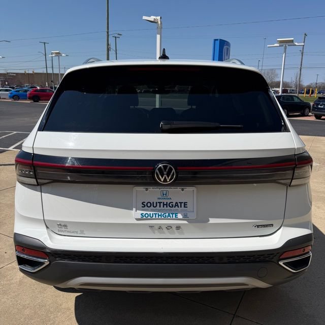 Used 2025 Volkswagen Taos SE AWD/4WD image 4